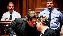 Beschuldigde Dirk Van Croonenborch overlegt tijdens het proces met zijn advocaat, Walter Daemen. Wim Daneels<br>