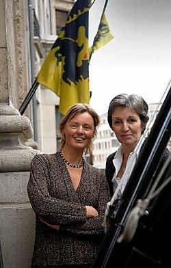 Marie-Paule Quix en Isabelle Emmery steunen elkaar in hun strijd voor de uitwisseling van taalleerkrachten. Herman Ricour