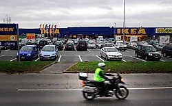 Enerzijds wou Ternat de winkel niet verliezen vanwege de tewerkstelling, anderzijds zorgt de winkel om de haverklap voor een verkeersinfarct op de Assesteenweg. Yvan De Saedeleer
