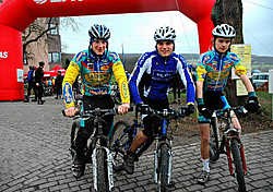 Lewis Rigaux en Stijn Herregodts uit Zottegem en Johan Vanhaverbeke uit Brakel hebben genoten van het lastige en modderige parcours. Guy Van Den Bossche
