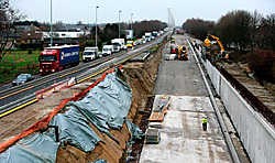 De uitgegraven eerste tunnelkoker is al duidelijk zichtbaar. Binnen enkele weken kan er al verkeer door de tunnel. Gregoire De Poorter