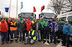 Actievoerders blokkeren met vrachtwagens de in- en uitrit van Coulier. Paul De Malsche