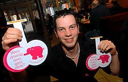 Ober Michael van café Safir ziet - of beter: toont - roze olifantjes. Carol Verstraete