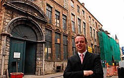 Janick Maertens, directeur van Oud Huis de Peellaert voor het gebouw dat in maart 2010 in volle eer hersteld moet zijn. Michel Vanneuville
