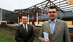 Algemeen directeur Peter Verhulst (rechts) en logistiek directeur Patrick Lanssens voor de oude tribune van het KVGO terrein dat maandag werd afgebroken.Peter Maenhoudt<br>