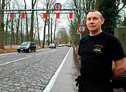 Danny Vermeer stelt vast dat er dagelijks twee tot drie vrachtwagens zich vastrijden aan de houten baileybrug.<br>Lily Leys