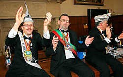 Olivier II Van Cleven (links) werd tot vijftigste carnavalprins verkozen, terwijl Jacques Bultinck (midden) eerste erejonker werd. Norbert Minne