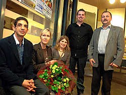 Zonechef Jozef Koeks (rechts) en agent Peter Vanstalle (tweede van rechts) samen met andere slachtoffers van de overval. Het verwerkingsproces heeft zijn tijd nodig.Yvan De Saedeleer<br>