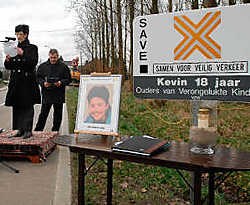 Op de plaats waar Kevin Laeremans zeven jaar geleden verongelukte prijkt nu een Save Bord. Marc Aerts<br>