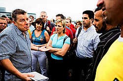 Vakbondsman Rudi Kennes (links, tijdens de staking vorig jaar): 'De laatste loonsverhoging bij Opel dateert van 1 april 2005.'<br>Wim Daneels