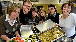 Tessa De Lepeleere, Sven Musseeuw, Laura Tytgat, Kimberley Gevaert, de Turkse gastleerling Egehan Ünlü en Sien Vanslembrouck koken Turkse gerechten in de keuken van het Koninklijk Atheneum.<br>David Stockman<br>
