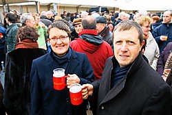 Rik Bottez en Vera Vanhee waren alvast tevreden met hun rode koffiemok. Peter Maenhoudt