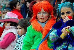 De Jefkes bieden de kinderen een eigen groot carnavalsfeest in Sint-Anna.