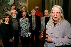 Omringd door leden van het bureau van de Culturele Raad ontving Iwein Scheer de Cultuurprijs in de vorm van een bronzen beeldje van wijlen Gust Michiels. Peter Maenhoudt