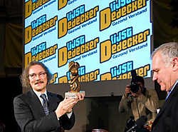 Boudewijn Bouckaert neemt een beeldje in ontvangst van Jean-Marie Dedecker. Michiel Hendryckx <br>