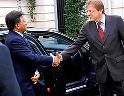 De Pakistaanse president Pervez Musharraf had in Brussel ook een ontmoeting met de Belgische premier Guy Verhofstadt.Ivan Put<br>