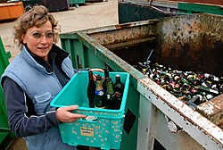 Het containerpark in Strijland wordt veel benut. 'Heel handig, ik kom af en toe langs', zegt Hilde Vandenbossche uit Oetingen. Yvan De Saedeleer<br>