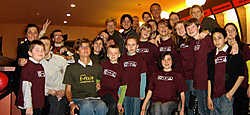 Guillaume Devos tussen zijn 'Hartekinderen'. 'De reclame die we dankzij onze steracteur krijgen, leverde al bijkomende aanvragen op van kinderen die met ons mee willen.' Ingezonden foto