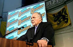 Boegbeeld Jean-Marie Dedecker spreekt in de Aula, met uitgebreid het partijlogo in de rug.belga<br>Professor Boudewijn Bouckaert wordt door de rector op het matje geroepen.mh