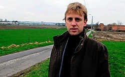Schepen Kristof Chanterie voor de Blauwpoorthoeve in de Waregemse Blauwpoortstraat, waar misschien een nieuwe industriezone wordt aangelegd. Patrick Holderbeke