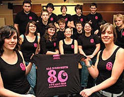 De leiding van KLJ Nazareth liet een verjaardags T-shirt drukken. Met zeventien mannen en vrouwen bezorgen ze de jeugd een plezante zaterdag of zondag, een weekend en een zomerkamp. Boss<br>
