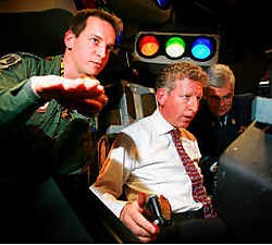 Pieter De Crem mocht plaatsnemen in de vluchtsimulator. Dat maakte blijkbaar indruk. Yorick Jansens