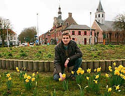 Kurt Vossaert bij de narcissen die al volop in bloei staan: 'Door het mooie weer denken ze dat de lente er nu al aan komt.'vacas