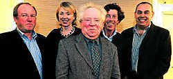 Unizo Menen neemt afscheid van Joris Larmuseau (midden) en wordt geflankeerd door Herman Wenes, Marc Desmet, Hilde Joncheere en Pol Matton. Patrick Holderbeke