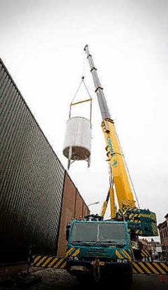Vier afvultanks werden door twee grote kranen op het binnenplein van De Kluis gezet.Jef Collaer