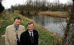'Veel dijken zijn nu verwaarloosd, verzakt en ingekalfd', zeggen schepenen Filip Liebaut (links) en Gust Mels. Paul De Malsche <br>