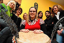 Op de foto vooraan Saartje Braeckevelt, Nicole Billiet, Lieve Flour, Caroline Rielhof, Liesbeth Debaeke, Bart Snauwaert en Christa Verhaeghe. Frank Meurisse
