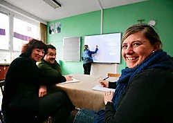 De leerkrachten Caroline (van links), Ghis en Nele amuseren zich best in de les schrijven op het digitale bord.Gregoire De Poorter