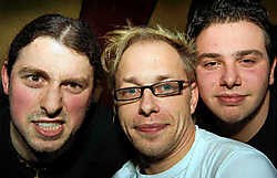 Joeri Van den Broeck (rechts) en Hans Oudenaerd (links) werden door hun eerste optreden gecoacht door Bram Vanden Broecke (midden). Paul De Malsche