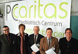 Zorgdirecteur Bart Thomas (van links naar rechts), administratief directeur Katlyn Colman, voorzitter van de raad van bestuur Hugo Bulté, algemeen directeur Marc Van Ooteghem en public-relationsman Johan Demets stellen het nieuw logo voor.boss