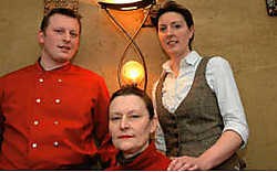 De exploitanten Jos en Tanya Hubau-Pusch en eigenares Lilly Hubau-Beyens (midden) serveren heerlijke gerechten uit grootmoeders keuken.Guy Van Den Bossche