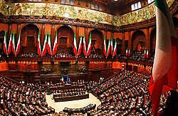 Romano Prodi overleefde zoals verwacht de vertrouwensstemming in de Kamer. Toch zijn de overlevingskansen van de coalitie nog verslechterd, want diverse centrumlinkse senatoren lieten gisteren weten de Italiaanse premier niet meer te willen steunen.reuter