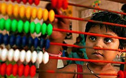 Tellen (hier in een Indiaas ziekenhuisschooltje) is cultuurafhankelijk. Sommige Polynesische talen gebruiken andere telwoorden voor kokosnoten dan voor bananen. AP<br>
