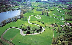 De meanders van de Dijle tussen Oud-Heverlee en Korbeek-Dijle. Wellicht zijn ook zij het werk van mensenhanden.Photo News<br>