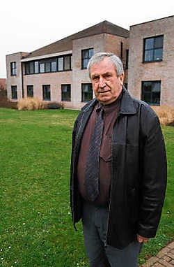 OCMW-voorzitter Thierry De Guffroy voor rusthuis De Plataan dat een nieuwe vleugel krijgt. Stefaan Beel