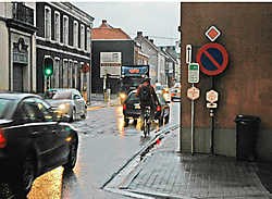 De aanleg van een afgescheiden fietspad langs de drukke N8, die onder meer het centrum van Leupegem doormidden snijdt, is nog niet voor morgen. Guy Van Den Bossche