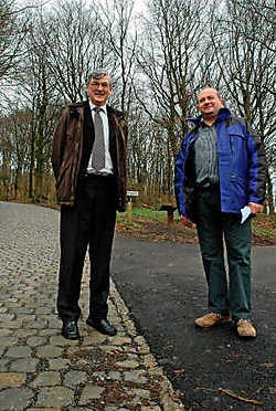 Bernard Heens en Luc Gruson op het punt waar de alternatieve afdaling weer op het normale parcours uitkomt. Tanith Constant