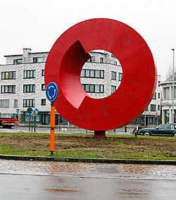 Een kraan tilde het kunstwerk op de rotonde (foto links) en dit is het resultaat (foto rechts).vacas