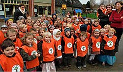 De jasjes zijn gemaakt van opvallend oranje en in het textiel is ook het nieuwe schoollogo verwerkt.<br> Paul De Malshe