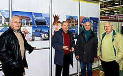 Frans Loontjens, Michel Vulsteke, Roger Vanderhaeghe en Robert Lombaert (vlnr.) van Agro Expo Vlaanderen in de energiestraat in opbouw. Stefaan Beel