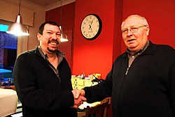 Peter Coine van Deugd en Vermaak en Daniël Verguchten van Iever en Eendracht slaan de handen in elkaar. Patrick Holderbeke