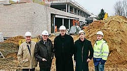 Architect Bernard Van Acker, Maurice Decoster van het ingenieursbureau Ingenium, Gorik Tanghe (architect), burgemeester Jozef De Borger en Michel De Maer van Franks Construct zien dat de bouw van het politiehuis goed vooruit gaat. Koen Merens