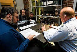 Dialectlezers moeten het stellen zonder jongeren, die Tiens kunnen lezen. <br>Jef Collaer