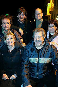 Vlnr. Claire Lootens, Ronny Calemyn en Annick Vander Gucht van de wijkwerking Hazegras en Philip Monseweyer, Walter Hostyn en Joris Pollet van de vzw Paulusfeesten. Peter Maenhoudt