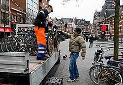 De fietsen blijven nog zes maanden in het fietsenmagazijn van de stad. Dan worden ze hersteld en verkocht. Louis Verbraeken
