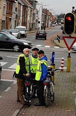 De voorgestelde fietsroute loopt langs het Brugsken en het Hertjen in Sint-Niklaas richting Temse, leggen Herman Cole, Guy Smet en Eddy Van den Bossche van de Fietsersbond uit. Paul De Malsche